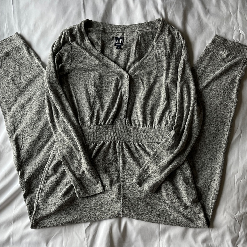 Ultra-cozy Gray Gap Women’s Jumpsuit Sz XS Long Sleeves Three Button V Neck